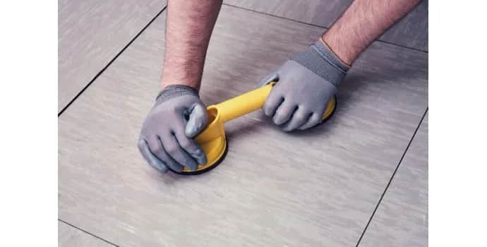 Jak skutecznie przykleić przyssawkę do glazury, aby się nie odklejała