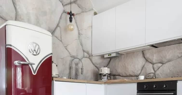 Co na ścianie w kuchni zamiast płytek? Odkryj zaskakujące alternatywy