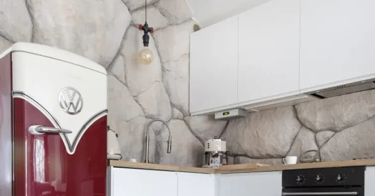 Co na ścianie w kuchni zamiast płytek? Odkryj zaskakujące alternatywy