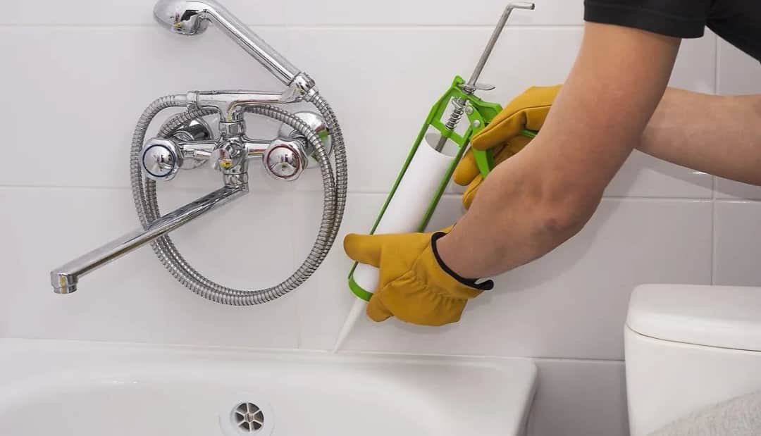 Skuteczne metody odtłuszczania kafelków przed silikonowaniem