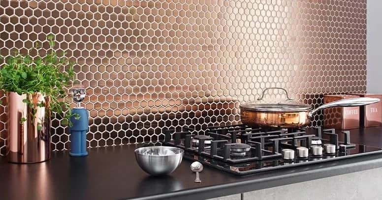 Jak wykończyć ścianę nad blatem w kuchni, by uniknąć problemów?