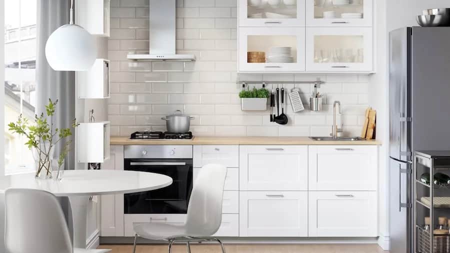 Jak urządzić małą kuchnię, by zyskać więcej przestrzeni i funkcjonalności Jak urządzić małą kuchnię, by zyskać więcej przestrzeni i funkcjonalności