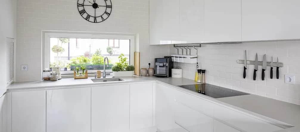 Jak zabezpieczyć ścianę w kuchni przed tłuszczem i uniknąć zabrudzeń Jak zabezpieczyć ścianę w kuchni przed tłuszczem i uniknąć zabrudzeń