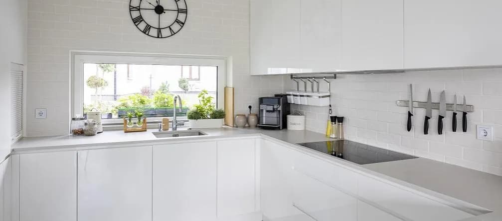 Jak zabezpieczyć ścianę w kuchni przed tłuszczem i uniknąć zabrudzeń