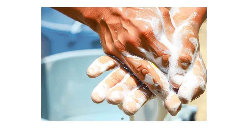 Skuteczne sposoby na zmycie silikonu z rąk bez wysiłku