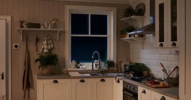 Jak zagospodarować pustą ścianę w kuchni, aby zyskać styl i funkcjonalność