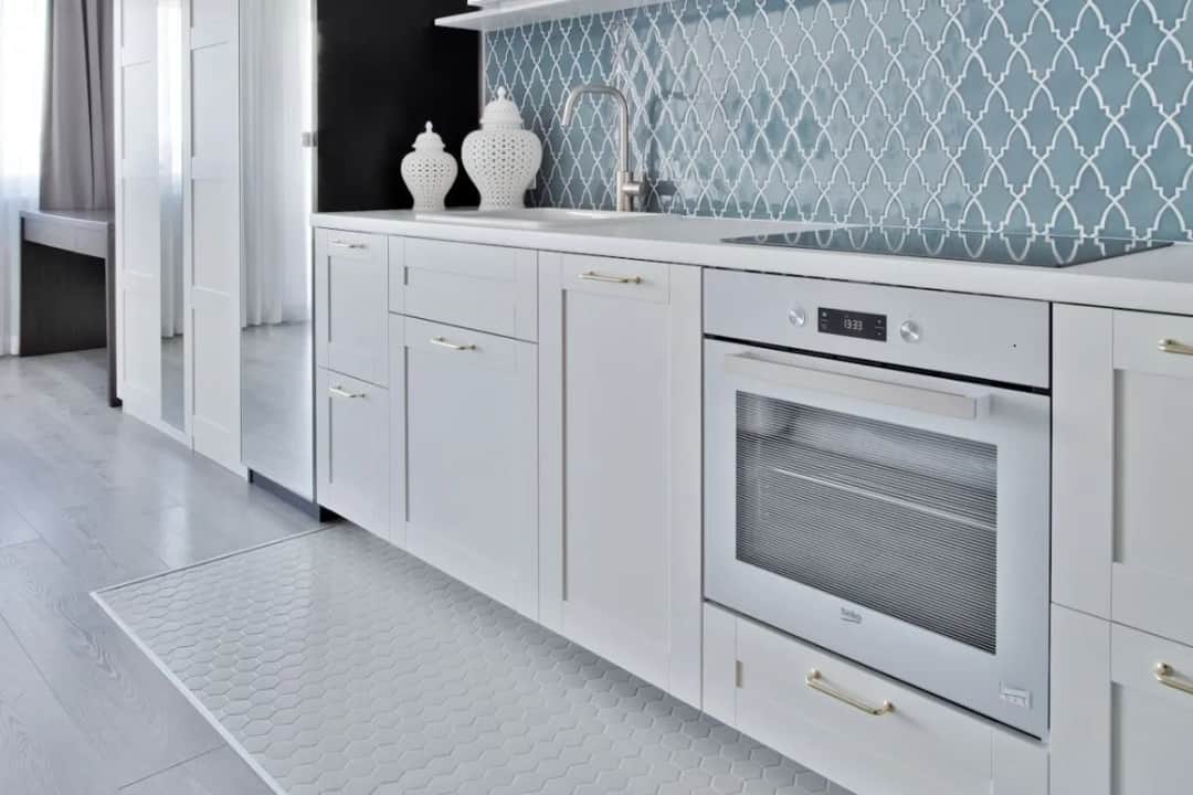 Jakie płytki na podłogę w kuchni wybrać, aby uniknąć problemów?