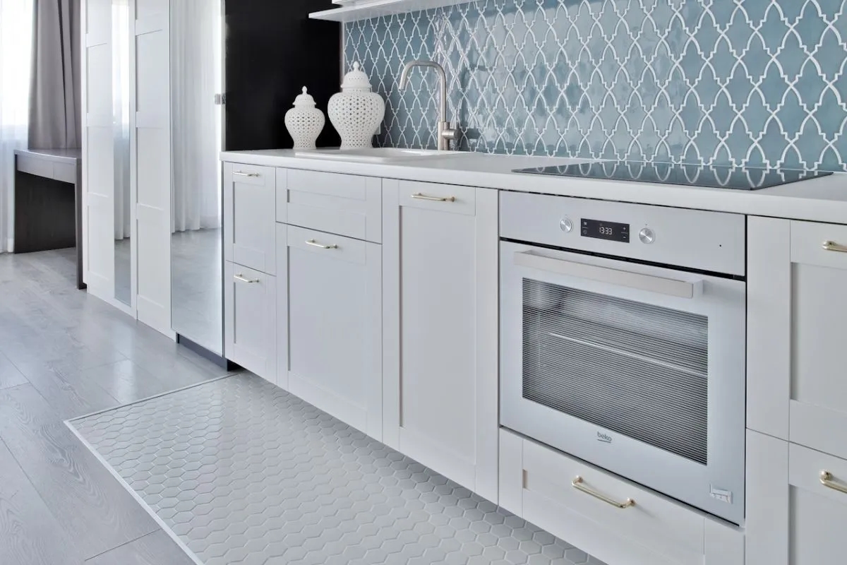 Jakie płytki na podłogę w kuchni wybrać, aby uniknąć problemów?