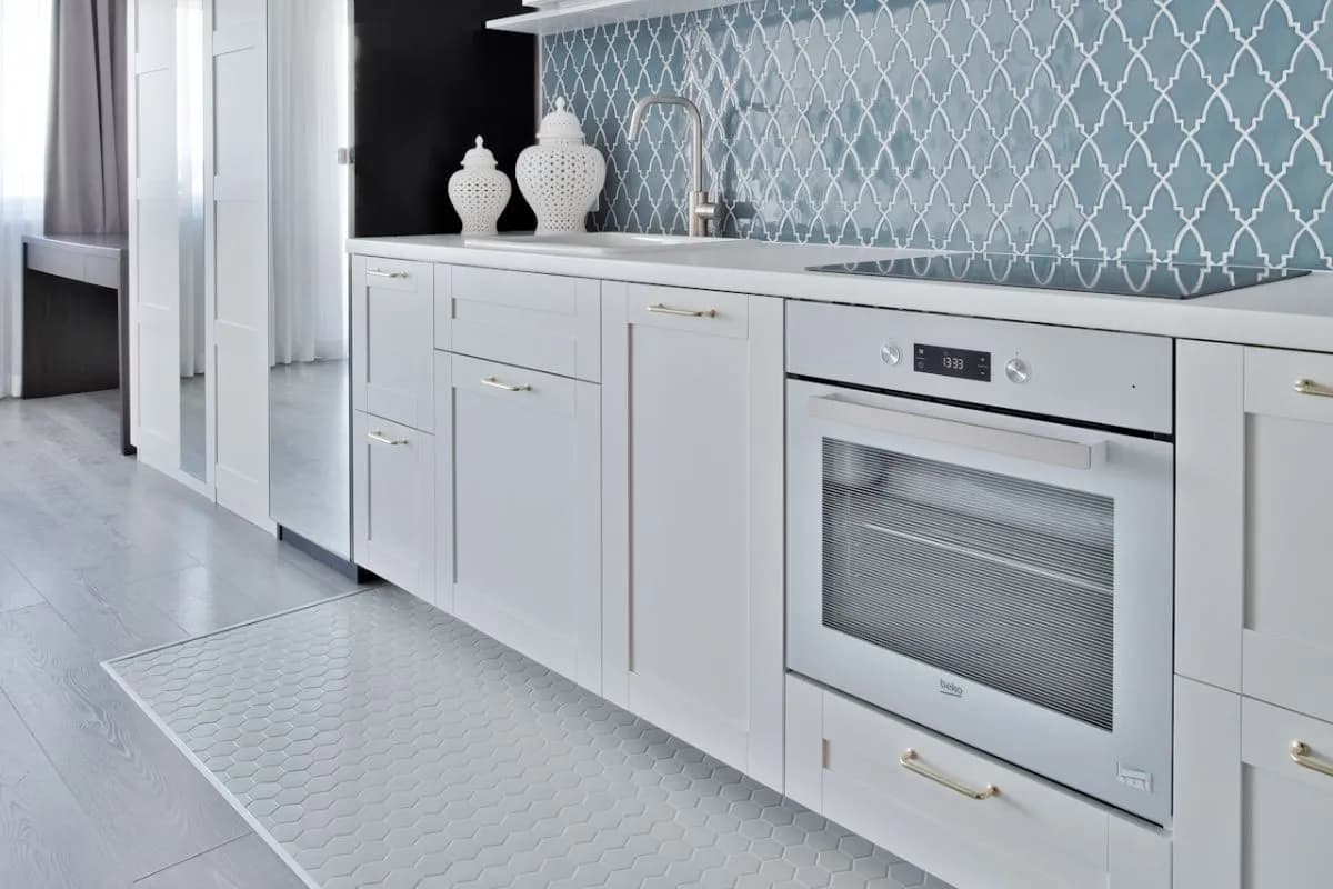 Jakie płytki na podłogę w kuchni wybrać, aby uniknąć problemów?