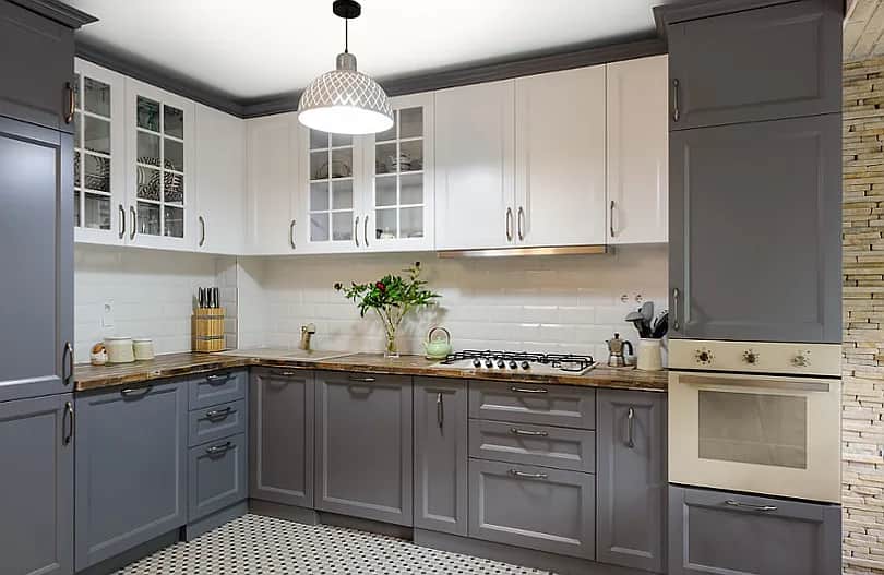 Jakie dodatki do szarych ścian w kuchni, aby uniknąć monotonii?