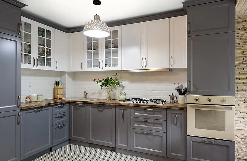 Jakie dodatki do szarych ścian w kuchni, aby uniknąć monotonii?