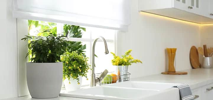 Jak udekorować okno w kuchni – piękne pomysły, które zachwycą