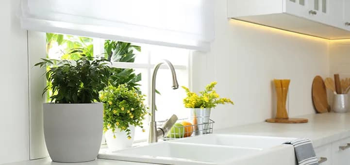 Jak udekorować okno w kuchni – piękne pomysły, które zachwycą